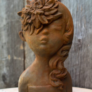 Blomsterpike byste med rustfinish