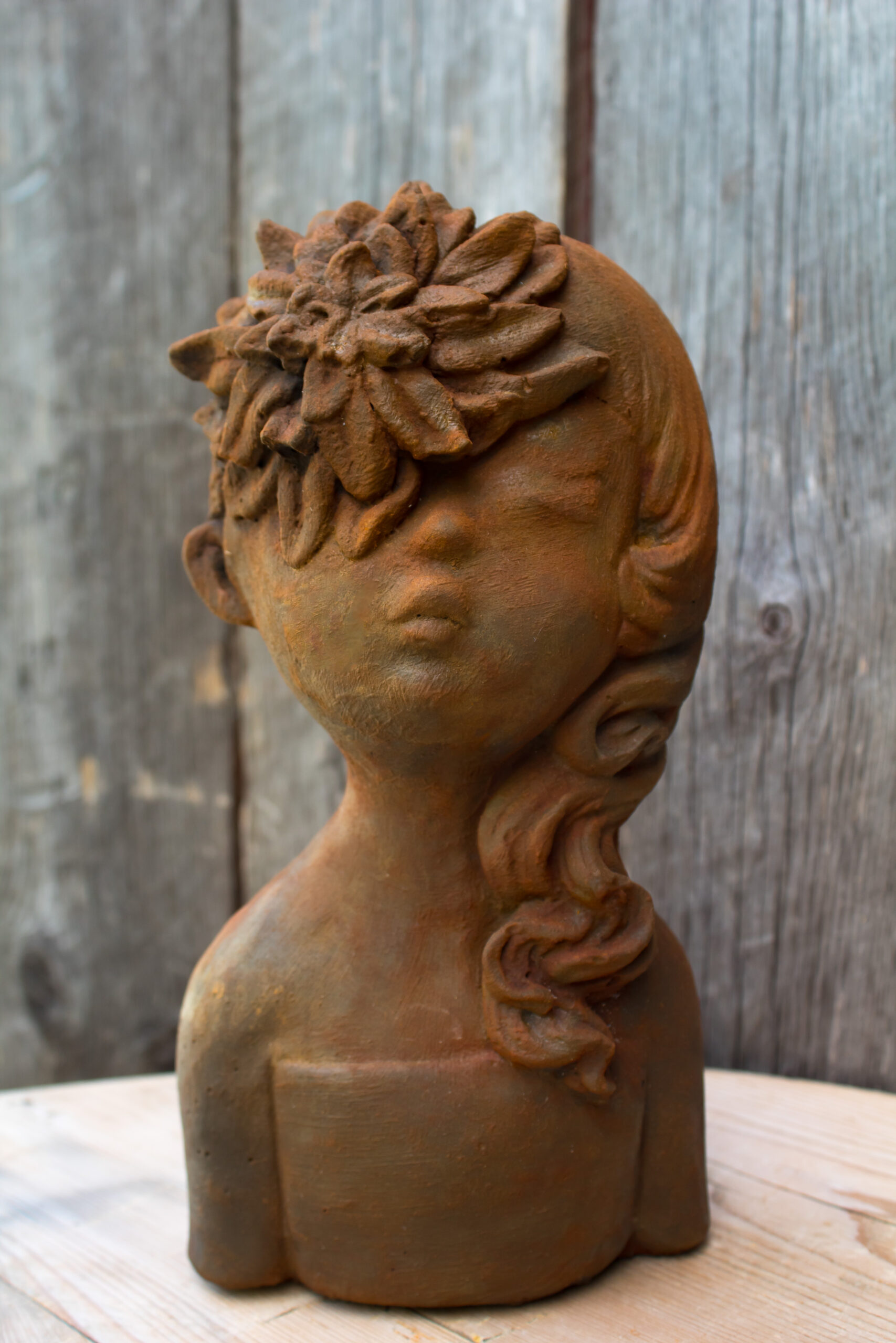 Blomsterpike byste med rustfinish