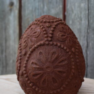 Medium Ornamentegg i rustfinish