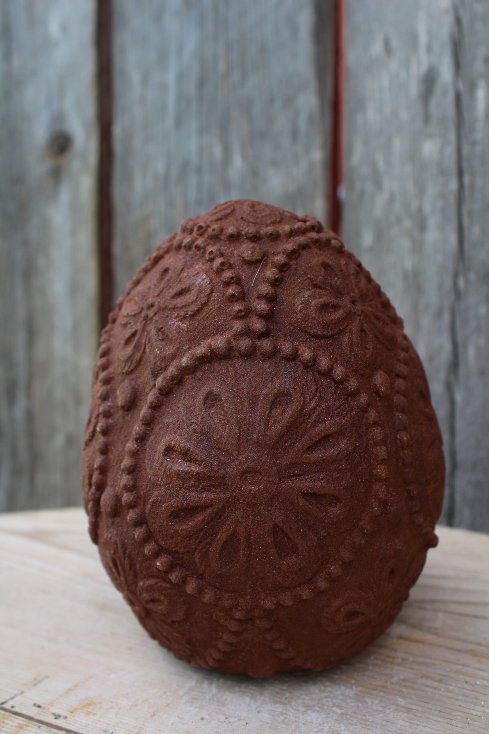 Stort ornamentegg med rustfinish