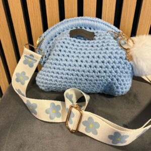 Lyseblå heklet clutch